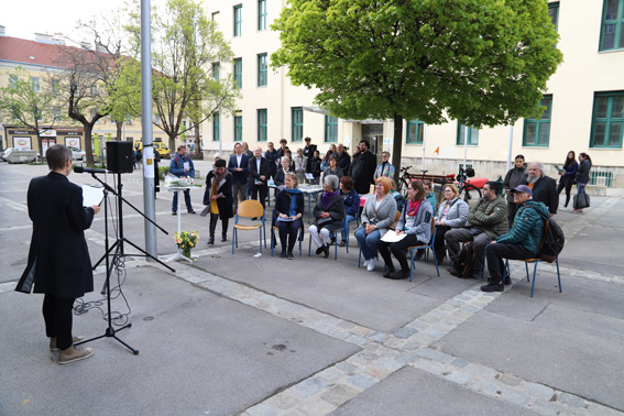 (C) zVg: Im Rahmen einer berührenden Veranstaltung wurde zwei neue Gedenkstätten für jüdische Opfer des Holocausts aus Hernals eröffnet.