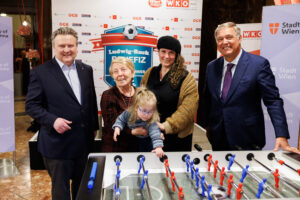 (C) WKW/Florian Wieser: Bürgermeister Michael Ludwig und WK Wien-Präsident Walter Ruck mit der Wiener Familie F. zu deren Gunsten gewuzzelt wurde.