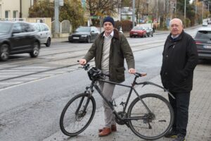 Paleta (r.) und Maier wollen sichere Radverbindung zu Maurer Schulen und S-Bahn ©PRO23