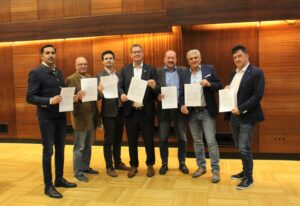 (C) BV 21: Bezirksvorsteher Georg Papai (mitte) mit Vertretern der Bezirksvertretung.