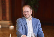 Bezirkstour: Er will wissen, wo der Schuh drückt Bezirkschef Dietmar Baurecht im Gespräch, auch im Juni wieder (Bild: Burghart).
