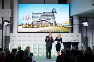 (C) Stefan Burghart: Vorstandsdirektor Günther Ofner und Moderatorin Nadja Mader.