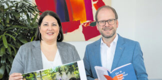 (C) PID / David Bohmann: Stadträtin Kathrin Gaál und Bezirksvorsteher Dietmar Baurecht mit einem Exemplar.