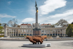 (C) Jolly Schwarz: "Raising Hands" sind noch bis 30. September 2023 zu besichtigen.