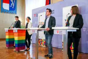 (C) PID/Christian Fürthner: HOSI-Obfrau Ann-Sophie Otte, Vienna Pride-CEO Katharina Kecerovsky-Strobl, Vizebürgermeister Christoph Wiederkehr und Gemeinderätin Marina Hanke.