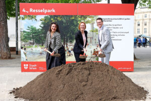 (C) PID/Votava: Stadträtin Veronica Kaup-Hasler, Bezirksvorsteherin Lea Halbwidl und Stadtrat Jürgen Czernohorszky (vlnr) beim Spatenstich.
