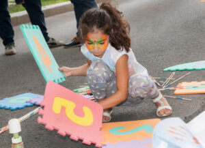 Projekt Spielerisch durch Wien: Spielendes Mädchen auf der Straße