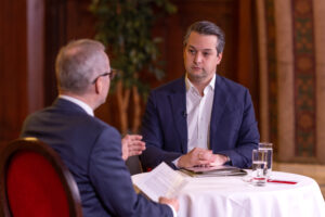 (C) Sandra Oblak: Paul Tesarek im Gespräch mit Dominik Nepp.