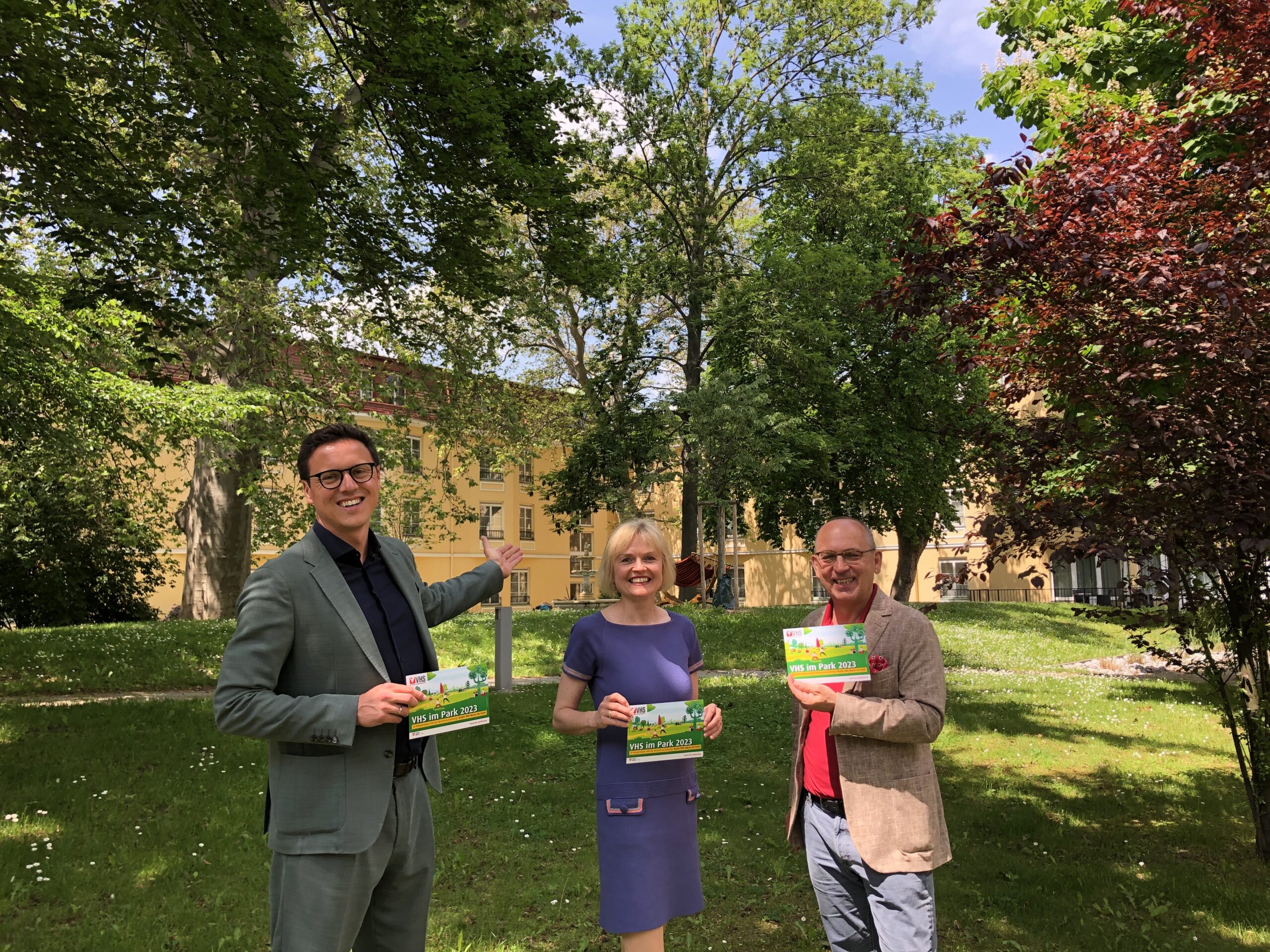 VHS Hietzing & Maximilian bieten Kurse im Park