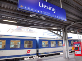 Zug fährt ein im Bahnhof Liesing