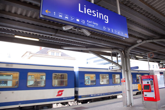 Zug fährt ein im Bahnhof Liesing