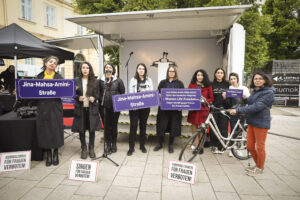 ©Wallentin: Gemeinderätinnen Dolores Bakos (NEOS) und Marina Hanke (SPÖ) zusammen mit Publizistin Mina Khani, Diplomatin Shoura Hashemi, Sängerin Samira Dadashi und weiteren Vertreterinnen der iranischen Community
