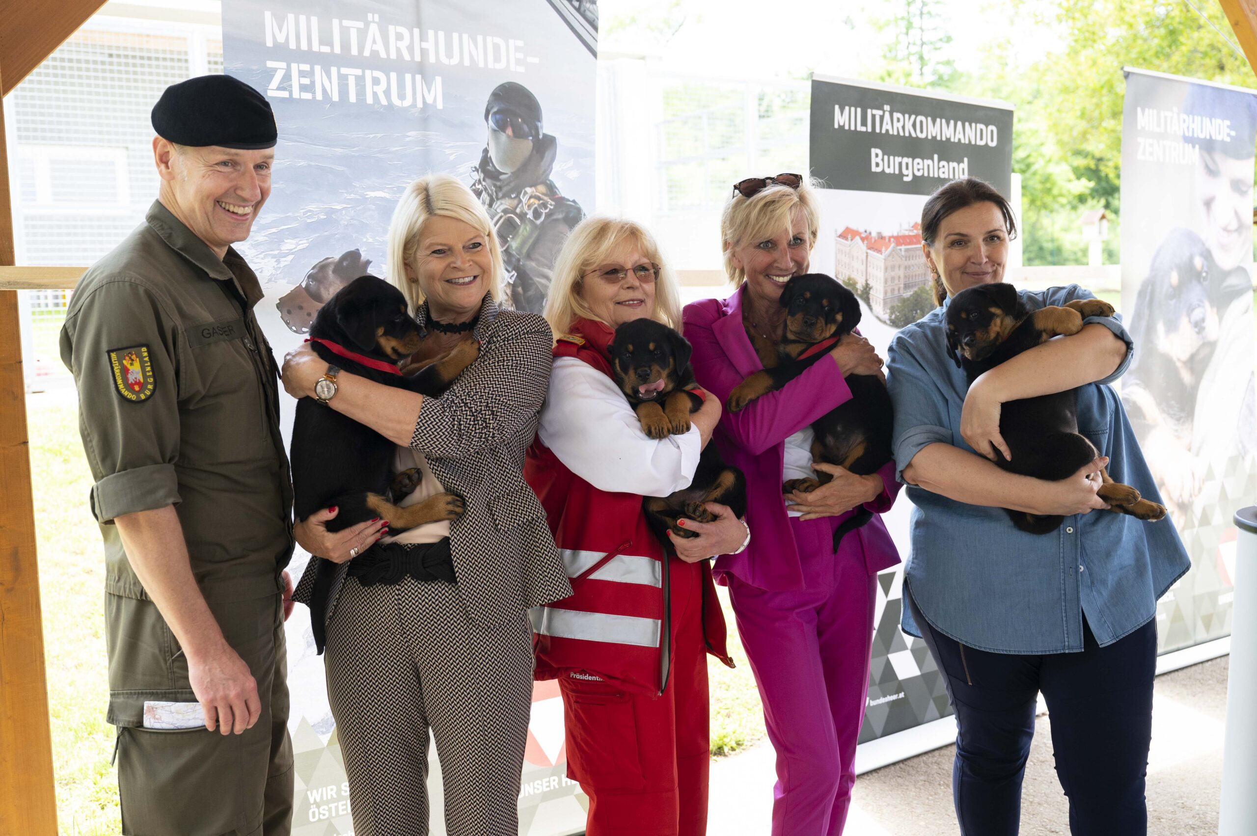 Militärhunde: Sieben neue Welpen „angelobt“