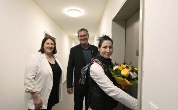Vizebürgermeisterin Kathrin Gaal und Bezirksvorsteher Georg Papai bei der Schlüsselübergabe an die 1000ste Bewohnerin des Gemeindebau NEU Julia Kapaun-Müller.