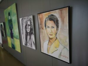 (C) zVg: Die Ausstellung Female Faces#2 beschäftigt sich berühmten Frauen, nach denen Straßen und Plätze in der Seestadt benannt sind.