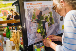 Eine Bezirksbewohnerin bringt ihre Vorschläge zum Vierthalerpark ein.
