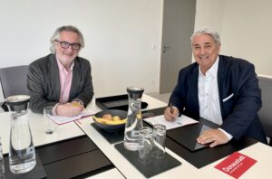 (C) BV 22: Robert Sommer sprach mit Bezirksvorsteher Ernst Nevrivy (r.).