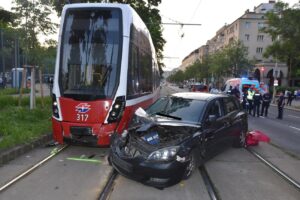 Auto kollidierte mit Straßenbahn.