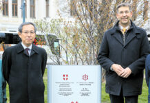 (C) Georges Schneider: Japans Botschafter Ryuta Mizuuchi mit Bezirksvorsteher Markus Figl.