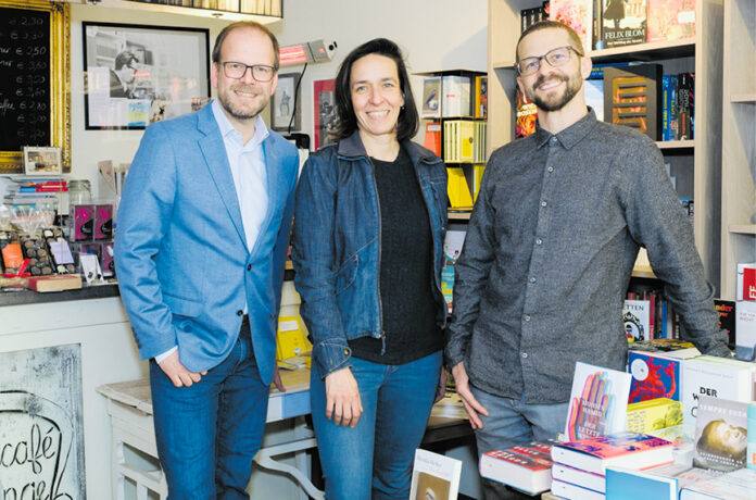 (C) BV 15: Bezirkschef Dietmar Baurecht (l.) mit Romana Ledl aus dem Buchcafé Melange.