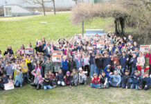 (C) BV 23: Die engagierten Schüler aus Liesing freuen sich über die Anerkennung ihrer Arbeit im Dienst der Natur.