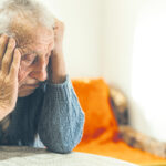 (C) iStock by Getty Images: Alleinstehende Pensionisten leiden wegen Einsamkeit oft an Depressionen.