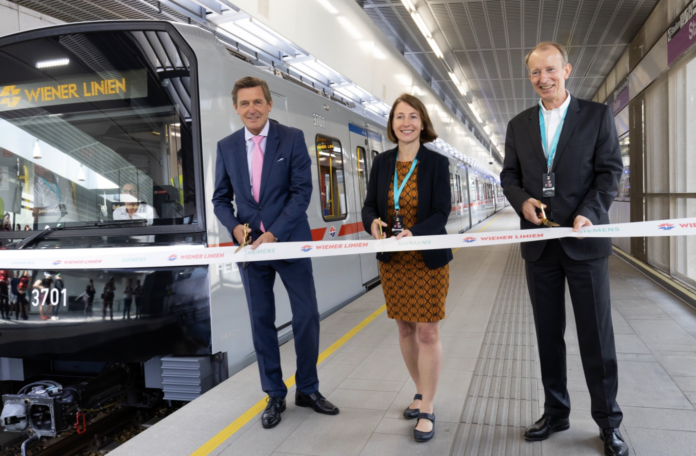 Stadtrat Peter Hanke, Gudrun Senk (Wiener Linien) undAlbrecht Neumann (Siemens Mobility) bei der Jungfernfahrt des x-Wagens