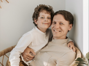 Vater umarmt seinen kleinen Sohn.