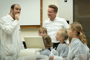 Die Kleinen hingen gebannt an den Lippen der Vortragenden.