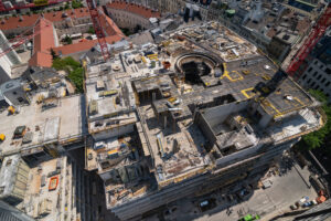 Blick von oben auf die Mega-Baustelle.