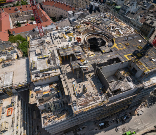 Blick von oben auf die Mega-Baustelle.
