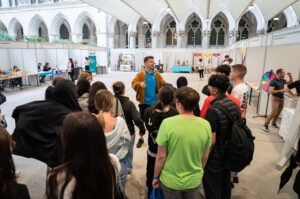 Jugendliche lauschen dem Experten bei Sex in the City Hall