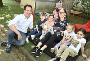 Bildungsstadtrat Christoph Wiederkehr zu Besuch in einem Kindergarten im 12. Bezirk.