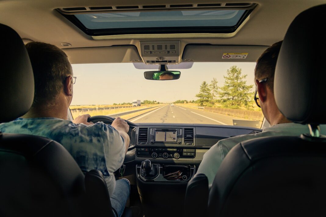 Autofahrt aus Sich des Fahrers -4368663_1280 Blick durch die Windschutzscheibe aus Sicht des Fahrers.