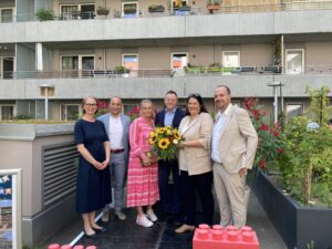 Bezirksvorsteherin Michaela Schüchner, MIGRA-GF Alfred Petritz und Smajo Pasalic, Wohnbaustadträtin Kathrin Gaál und zwei Bewohner am Willkommensfest in der Käthe-Dorsch-Gasse
