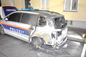 Das zerstörte Polizeiauto.