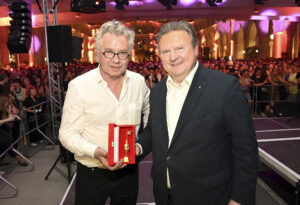 Bürgermeister Ludwig überreichte Intendant Karl Regensburger den Goldenen Rathausmann.