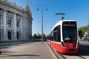 Die Straßenbahnlinie 71 fährt am Burgtheater vorbei Richtung Schottenring.