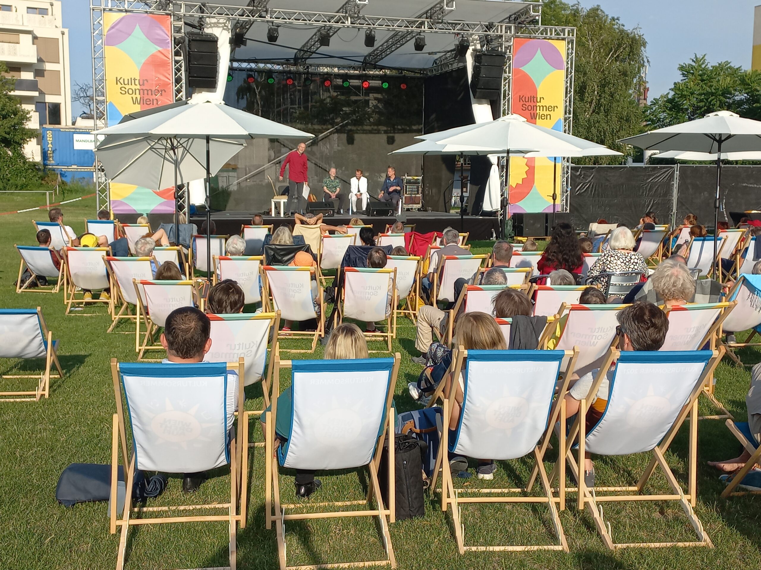 In Liesing spielt es Kultur auf dem Fußballplatz