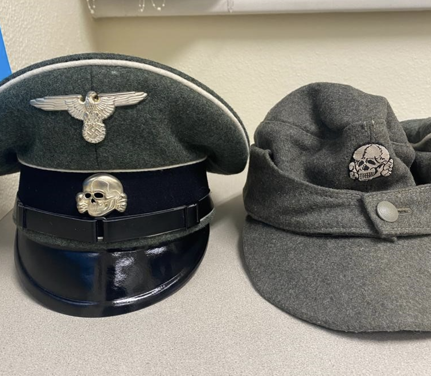 Bei Hausdurchsuchung Nazi-Uniformen gefunden