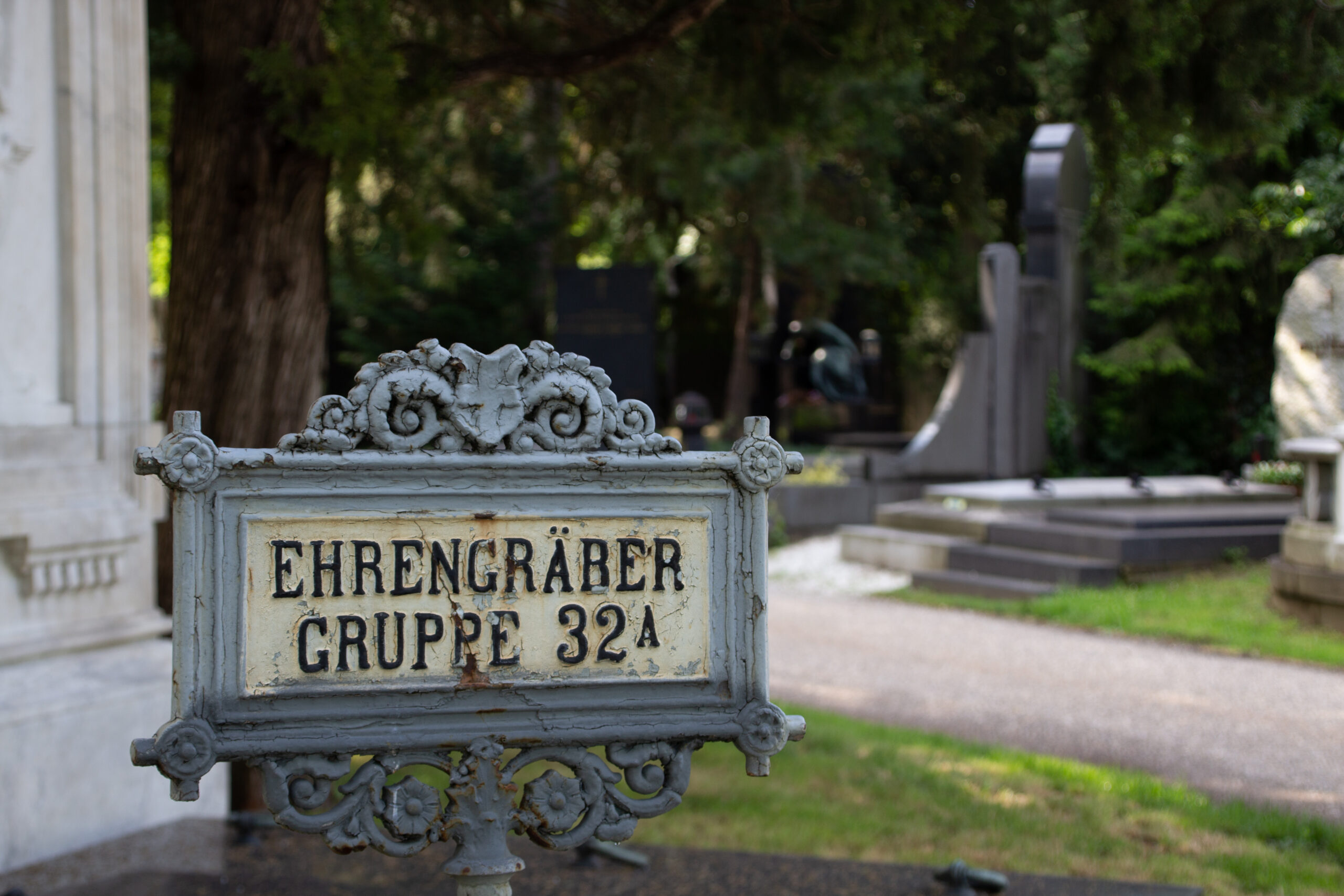 Qualifizierte Begleiter durch die Orte des letzten Weges