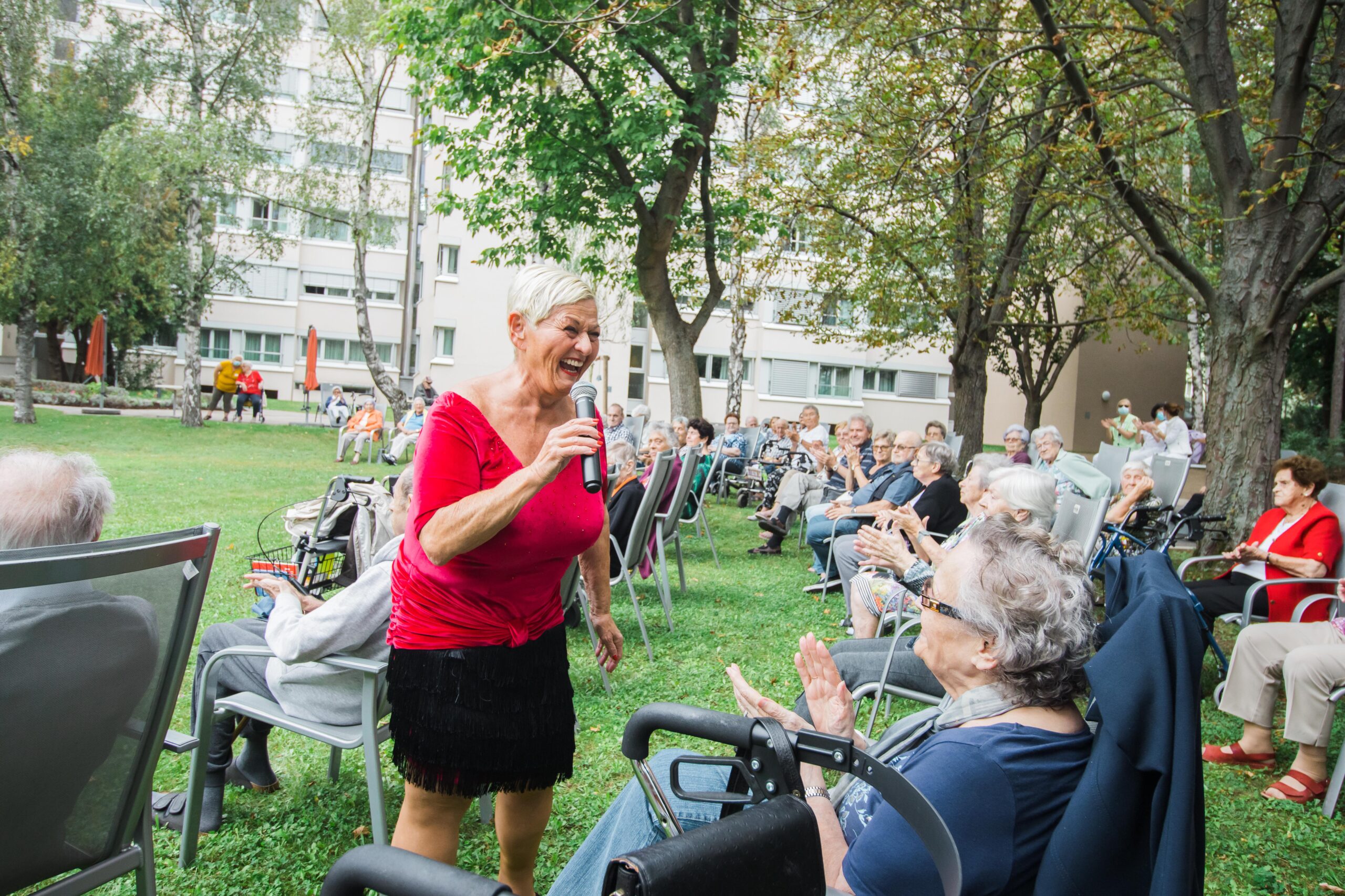 “Jazz Gitti” bringt Stimmung in die Häuser zum Leben