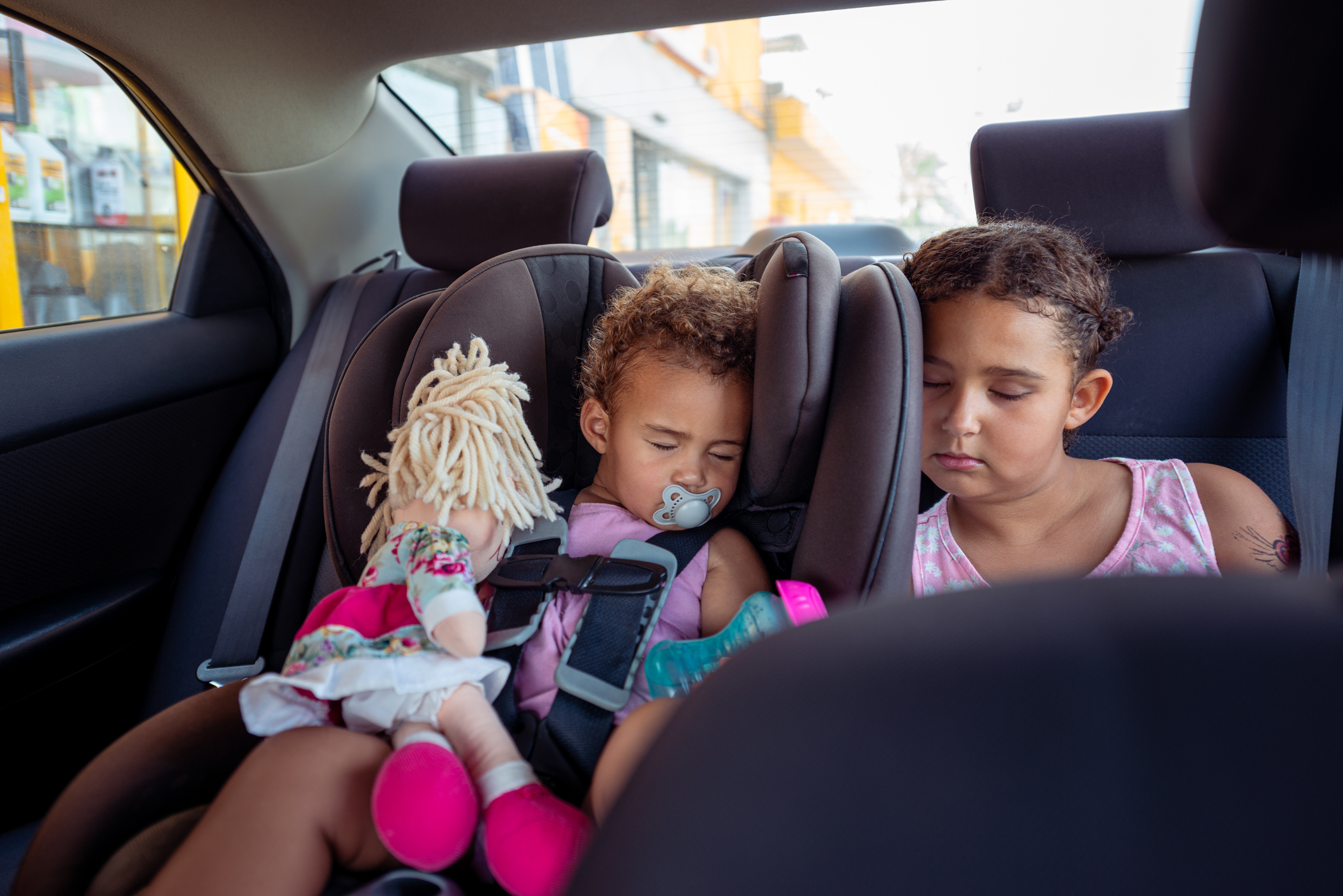 Tödliche Hitze: Kinder niemals im Auto lassen!