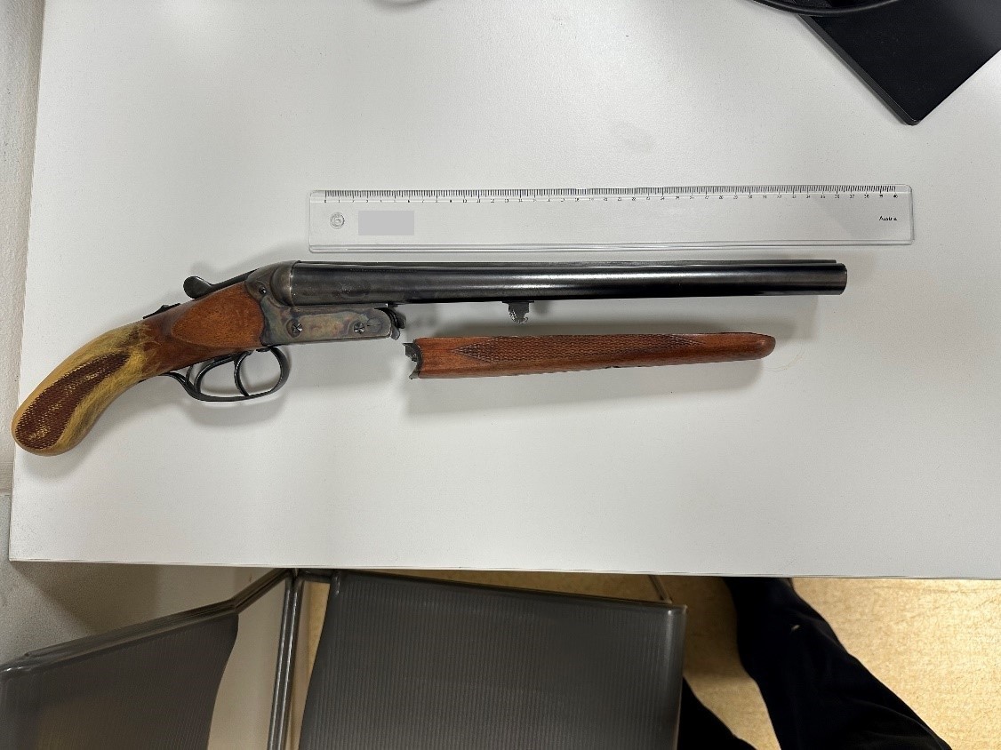 Unter Drogen stehender Mann mit Schrottflinte verhaftet