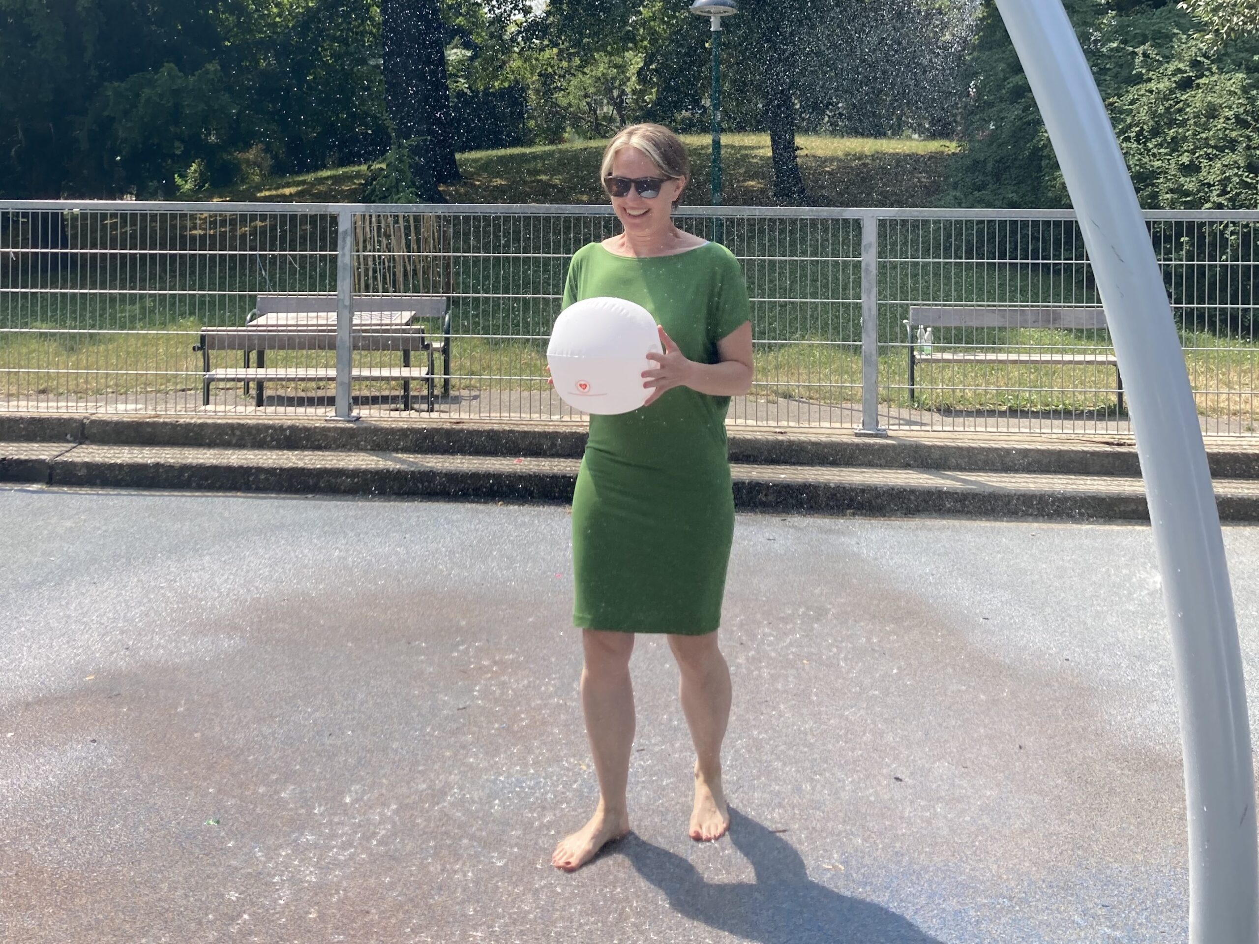 Badespaß: Wasserbälle in der Vorstehung abholen