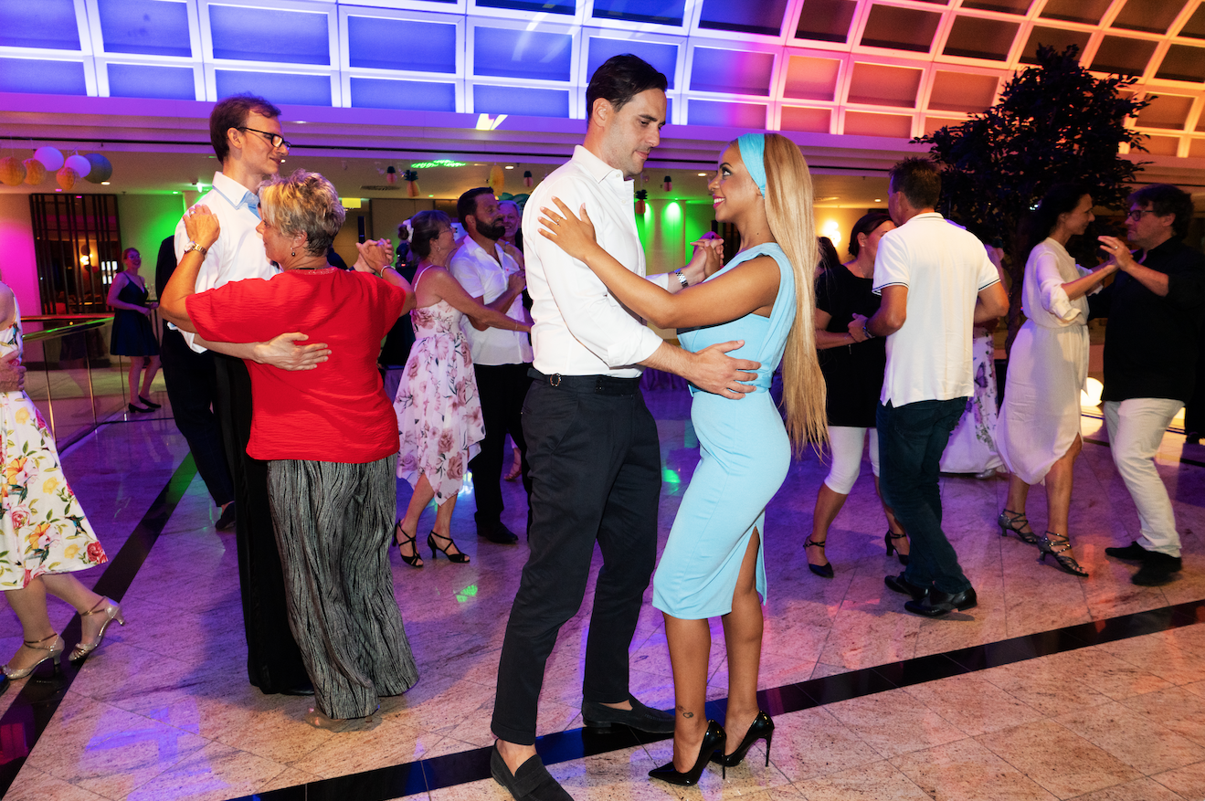 Rasende WBB-Reporterin mit heißen Summer-Beats