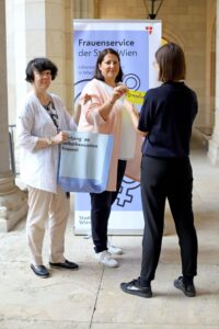©PID/Martin Votava: Vizebürgermeisterin und Frauenstadträtin Kathrin Gaál (Mitte) mit der Leiterin des Frauenservice Marion Gebhart