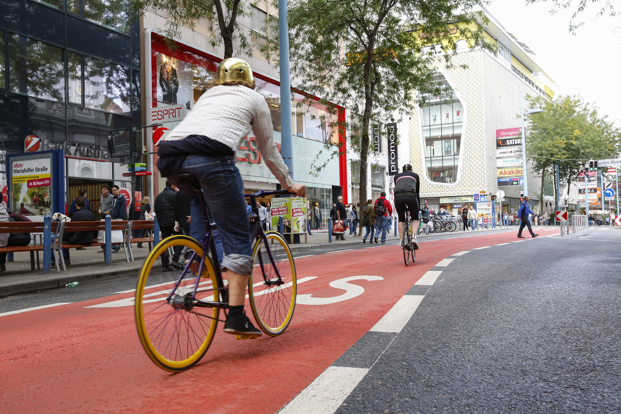Radfahrer knallt in ein stehendes Taxi: Verletzt