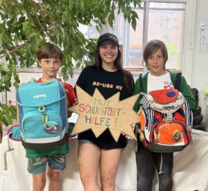 ©Verein Mut: Leiterin der Schulstarthilfe Viktoria Richter (M.)