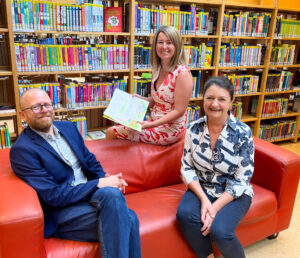 ©BV5: BV Silvia Jankovic (M.) mit Eva Catty, Leiterin der Bücherei Pannaschgasse, und Bernhard Pöckl von den Stadt Wien Büchereien
